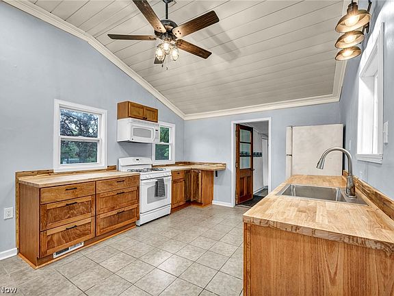 15th image of 262 E Walnut St