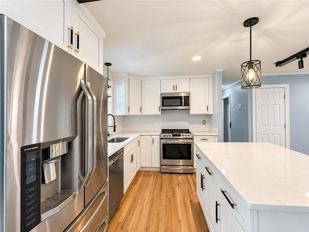 4 bed, 2100 sqft, $3,500 — Photo 3