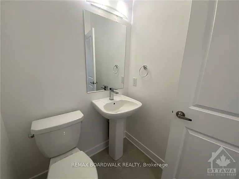 228 Bristol Cres — Photo 3