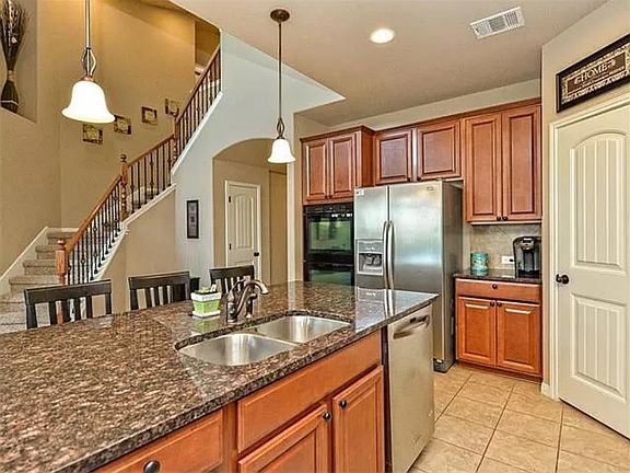 5th image of 108 Lake Texana Ct