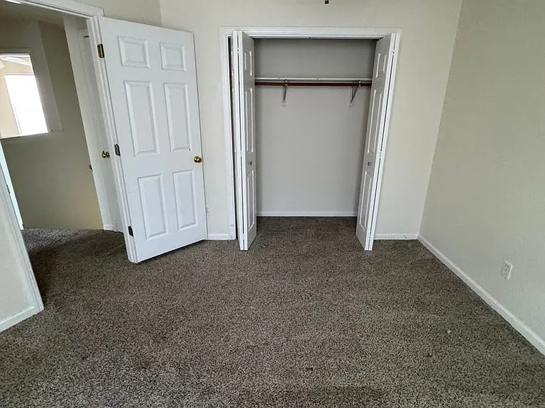2681-2683 E Oakbrook Dr — Photo 12