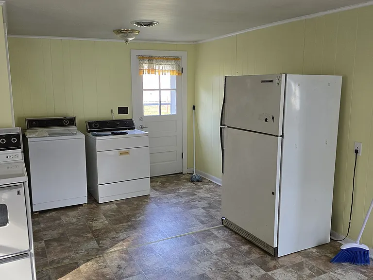213 Roxbury St — Photo 3