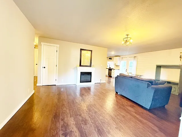 144 Broad St W — Photo 2