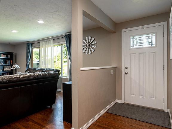 3rd image of 1419 Agnes St