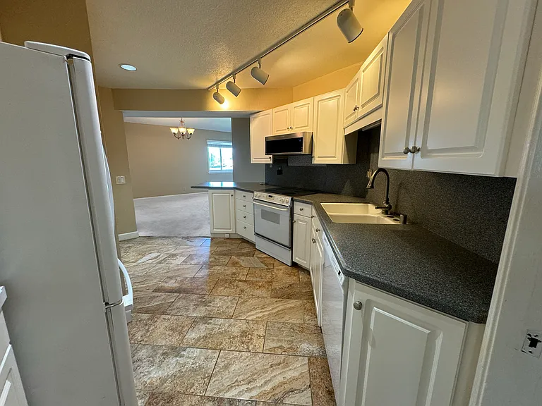 2920 Union St #301 — Photo 2