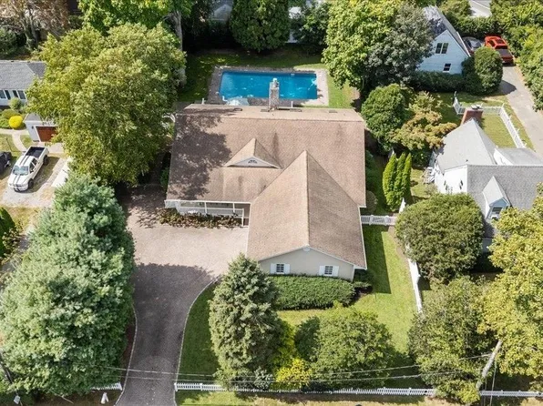 121 Dale Street, Southampton, NY 11968