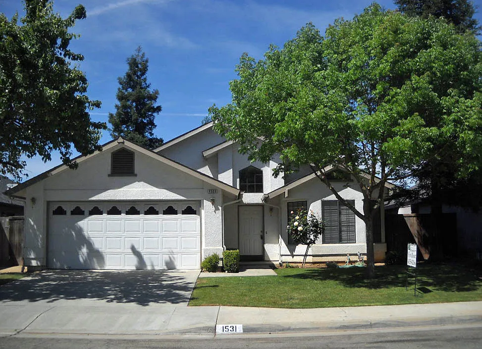 Cute 3 bedroom 2 bathroom home offering nice amenities, competitively priced, Clovis schools and ... — Photo 1
