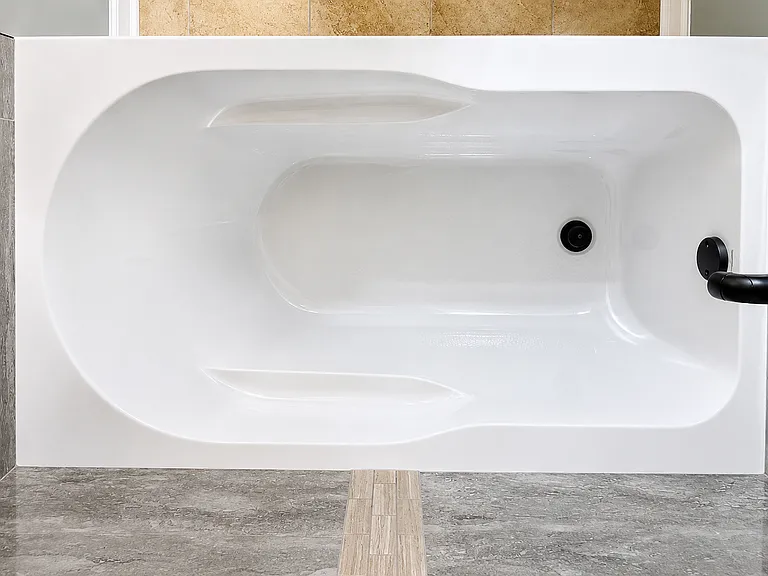 Ground floor bathtub & shower.