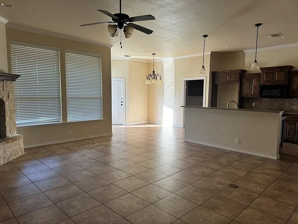 3 bed, 2.0 bath, 1731 sqft, $3,050 — Photo 2