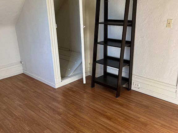 5th image of 834 E 20th St