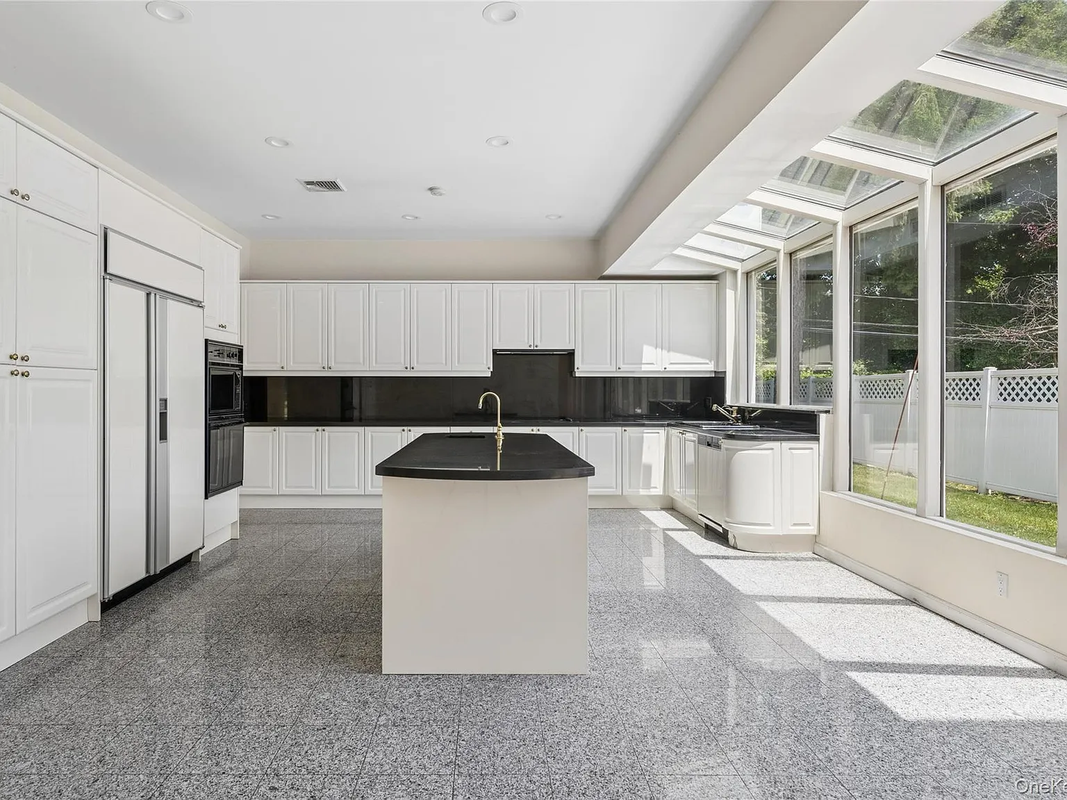 5 bed, 3.5 bath, 4948 sqft, $15,000 — Photo 2