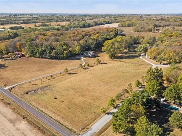 17206 Philip Dr, Smithville, MO 64089