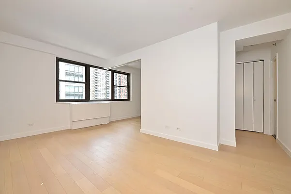 Rented by Manhattan Realty Group | media 25