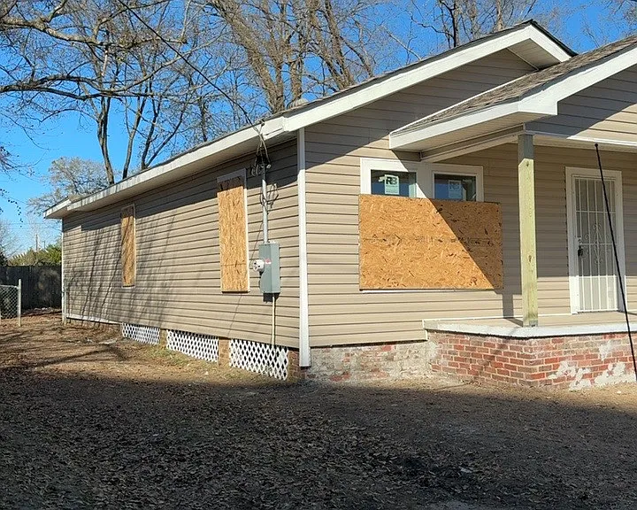 130 E Bell St — Photo 1