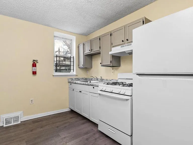 2752 N Darien St — Photo 7