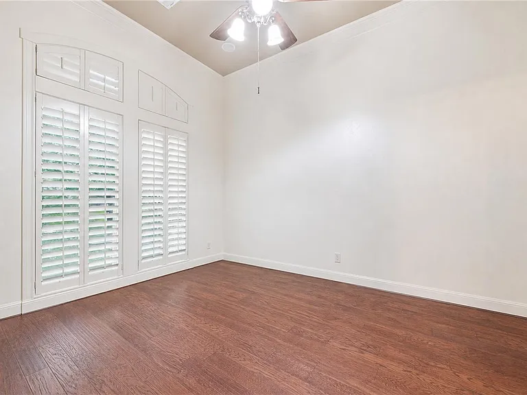 2404 Lancaster Ct — Photo 5