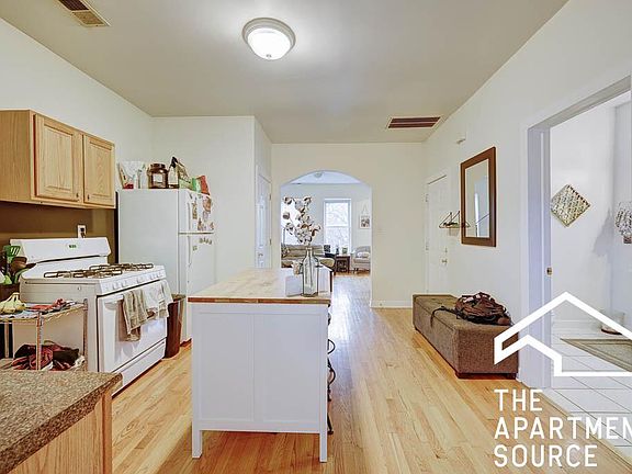 4th image of 882 N Marshfield Ave #3R