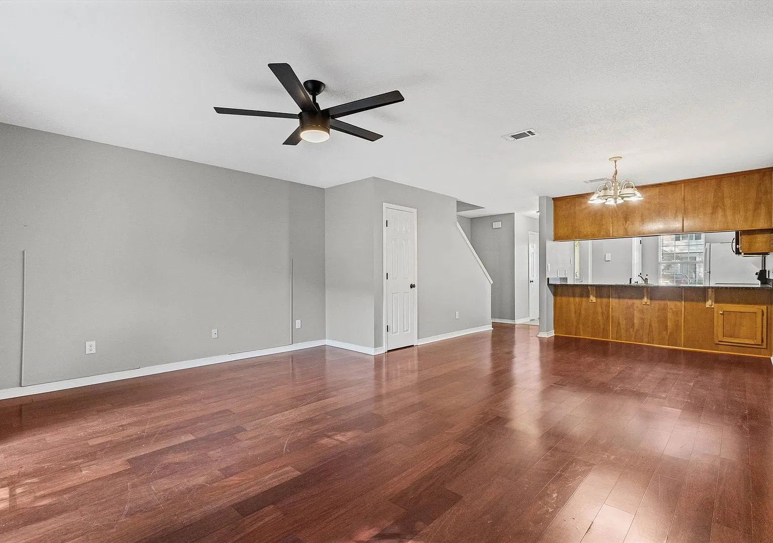 Two Bedroom Townhome Off Hillcrest — Photo 4