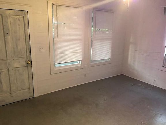 3rd image of 1420 Petronia St