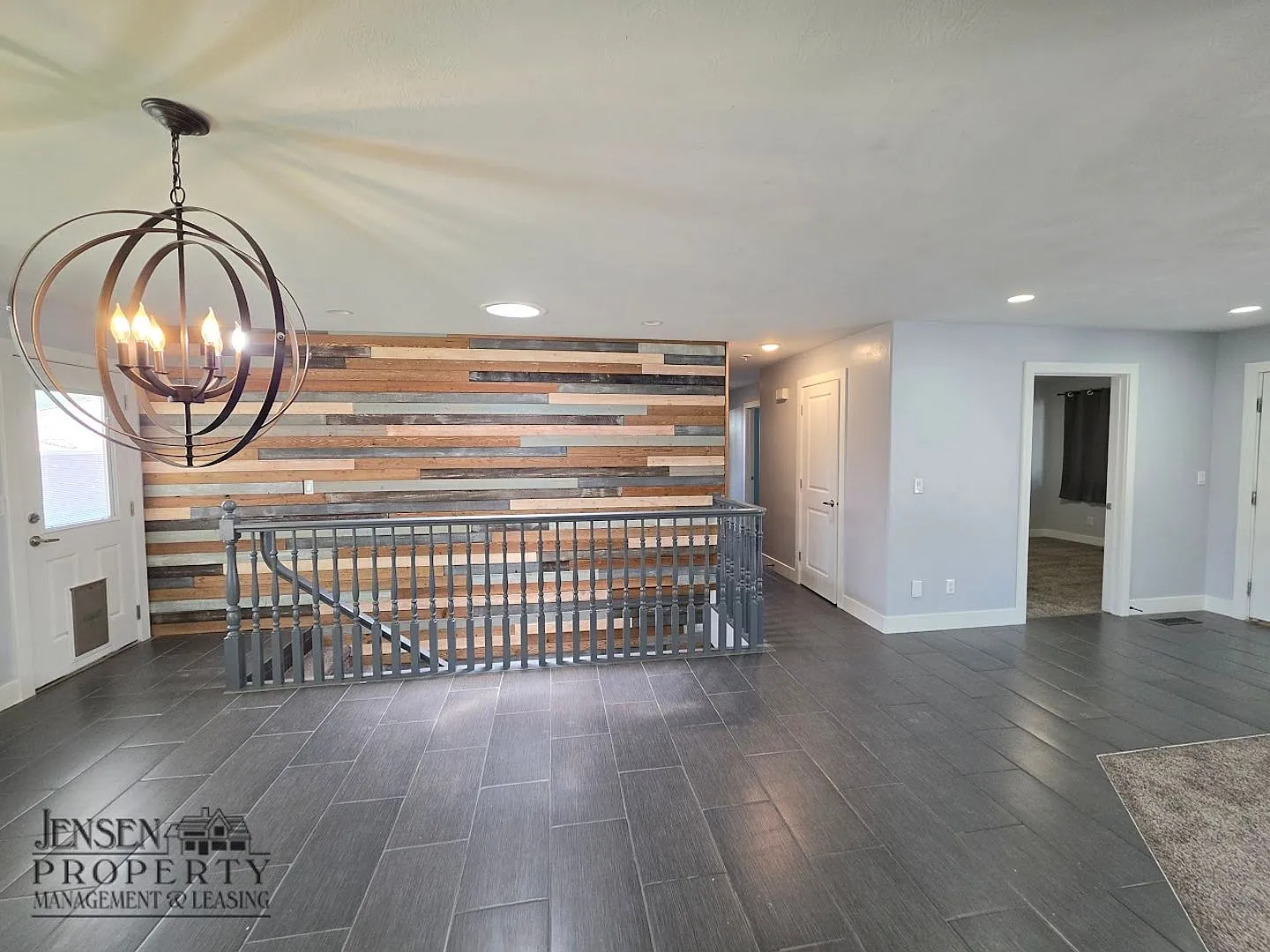 7 Bedroom Home in Bloomington — Photo 3