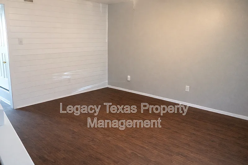 Building Photo - 1409 Courtney Pl #C