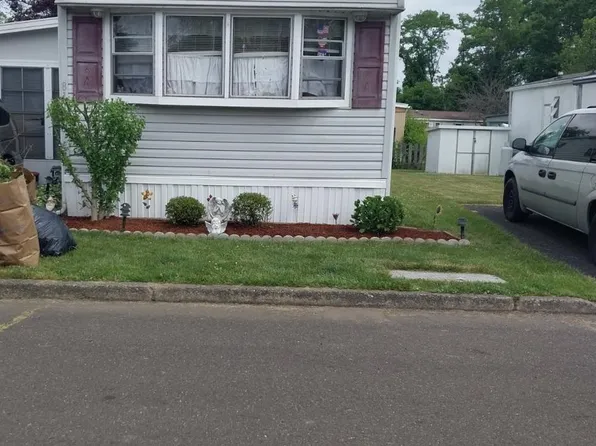 8110 Warren Dr, Morrisville, PA 19067