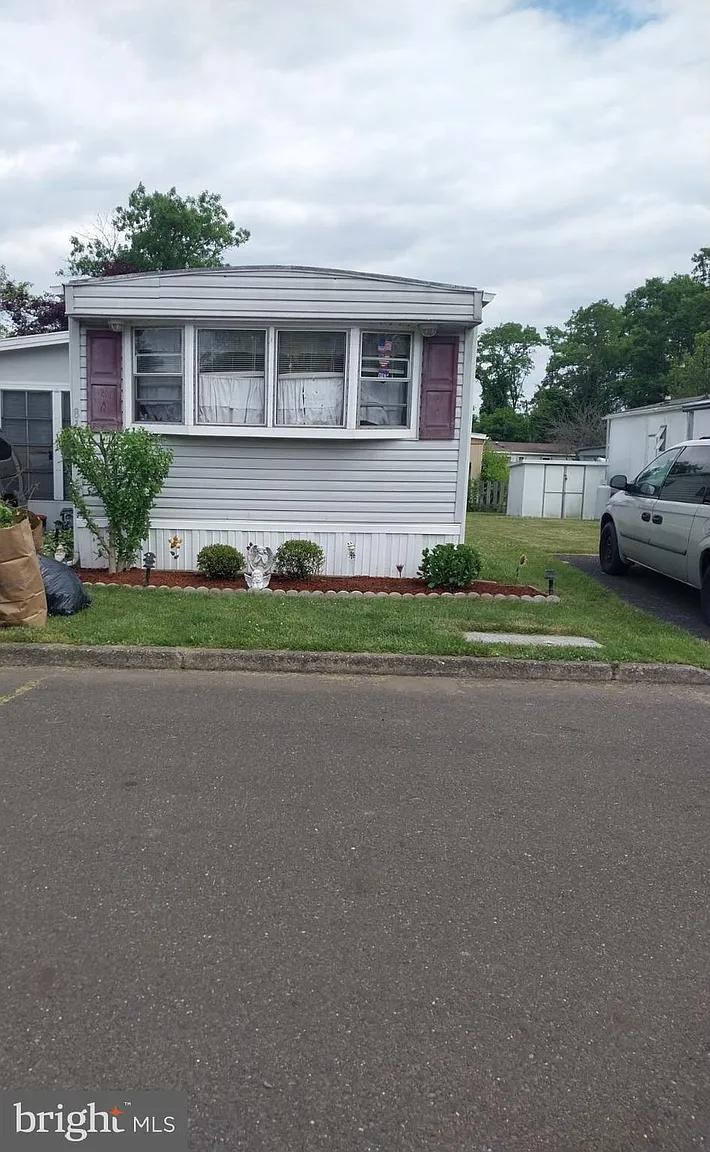 8110 Warren Dr photo 1