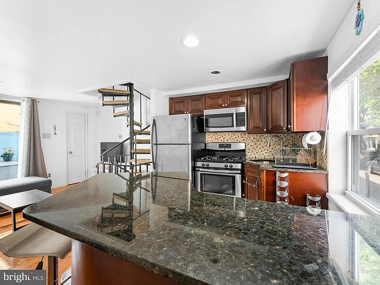 1006 Montrose St — Photo 3