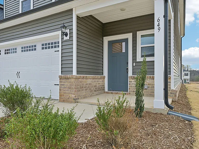 5 bed, 2352 sqft, $2,400 — Photo 3