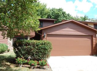 315 W Lakeside Dr, Vernon Hills, IL