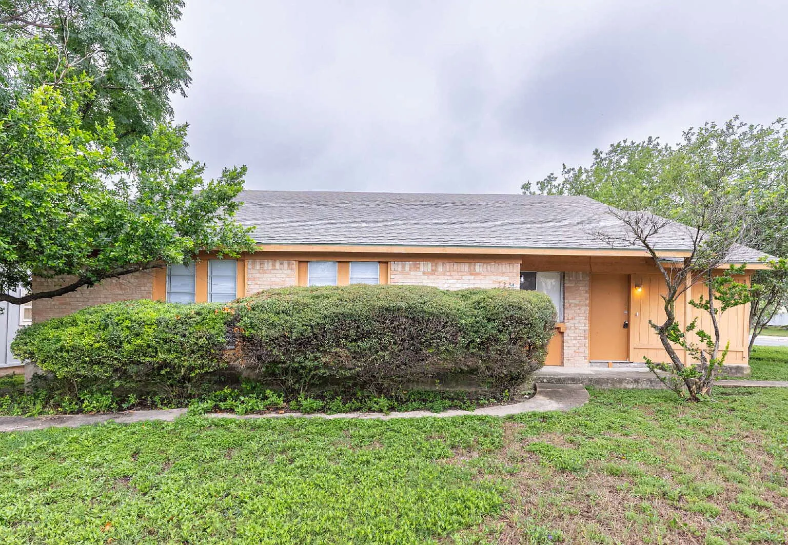 3 bed, 1.5 bath, 1050 sqft, $1,395 — Photo 1