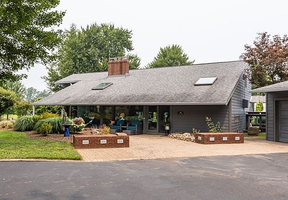 4th image of 26 Lois Ln
