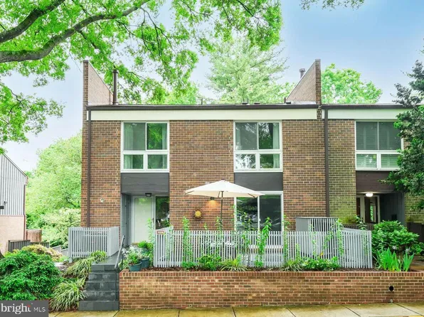 11554 Links Dr, Reston, VA 20190