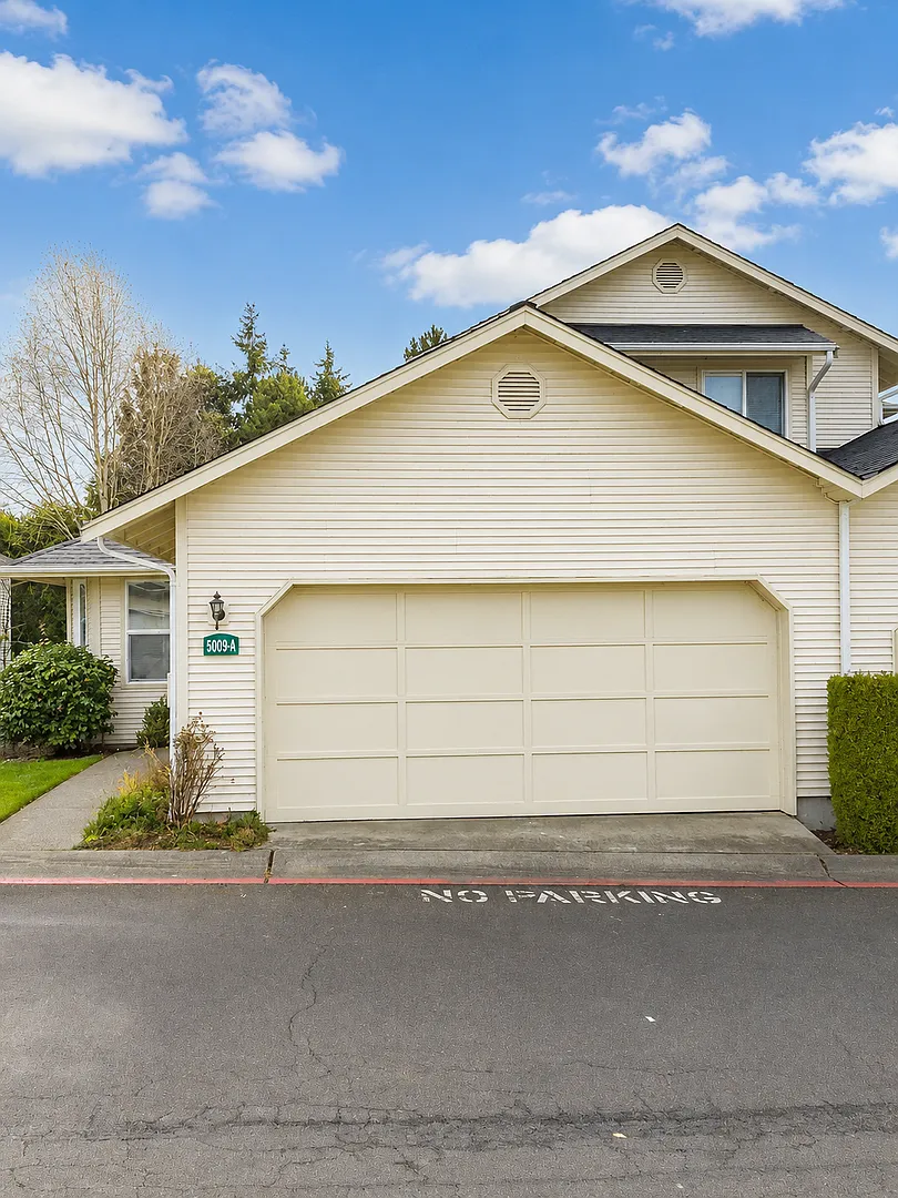 Mukilteo - 3 bdrm, 2 bath Townhome — Photo 2