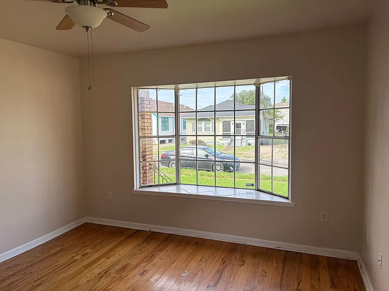 3620 Clermont Dr — Photo 2