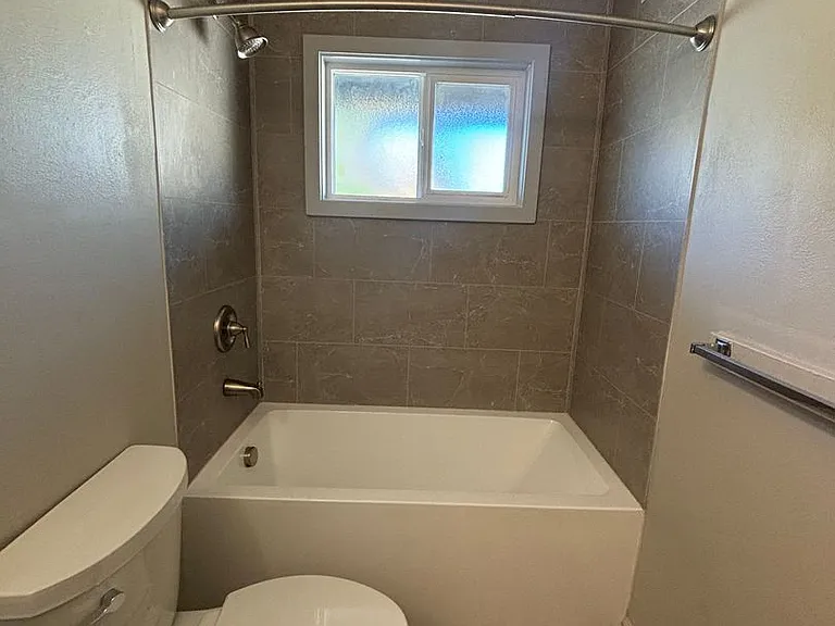 1404 Toole Ave — Photo 4