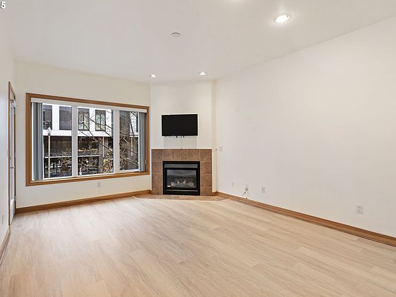 4th image of 300 W 8th St Unit 220