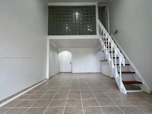 10257 NW 9th Street Cir #10-207, Miami, FL 33172