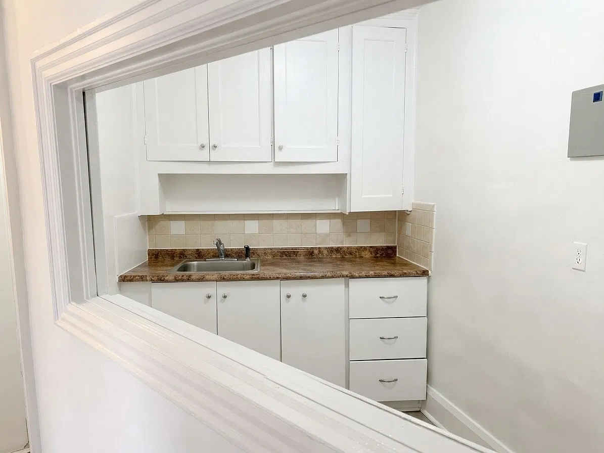 2903 Lakeshore Rd W — Photo 3