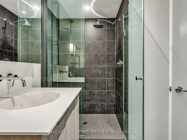 650 King St W #605 — Photo 32