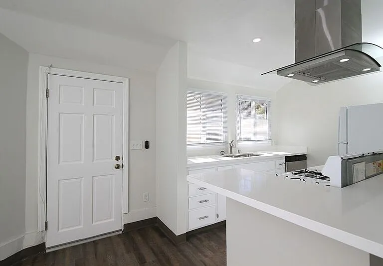 10002 1/2 Pinewood Ave — Photo 4