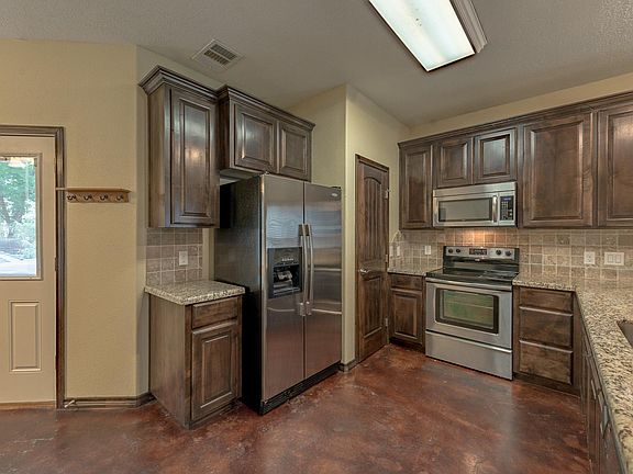 4th image of 821 Churchill St