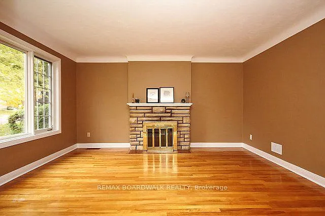 209 Knox Cres — Photo 5