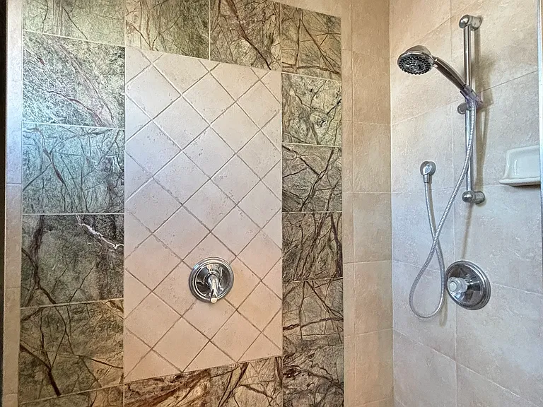 819 Avalon Ct #B — Photo 18