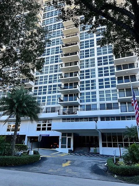 2 bed, 2.0 bath, 1050 sqft, $5,000 — Photo 2