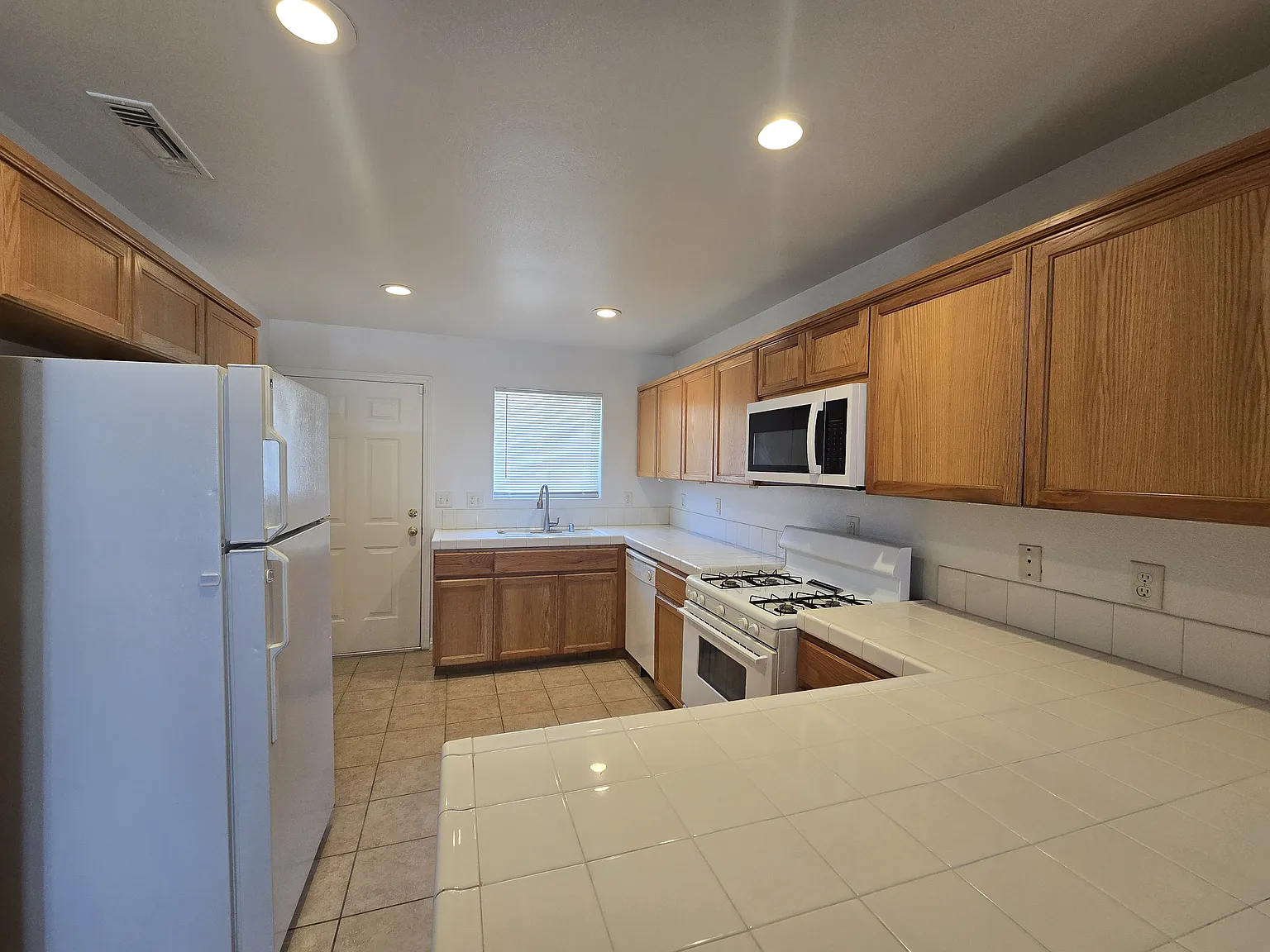 2 bed, 900 sqft, $1,475 — Photo 3