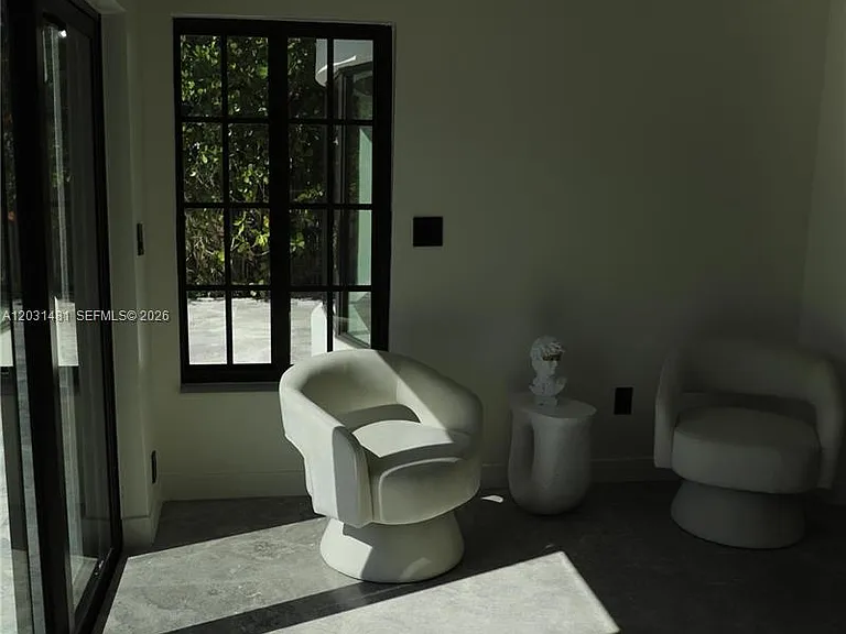7850 Hawthorne Ave — Photo 4