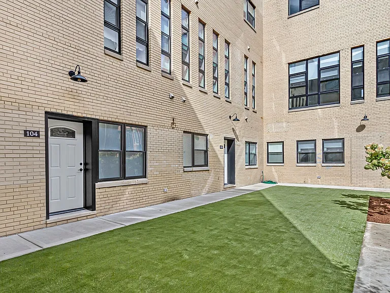 1218 W Lexington St — Photo 1