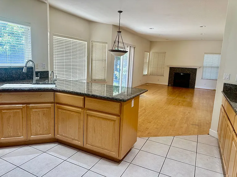 388 Knowles Dr — Photo 5