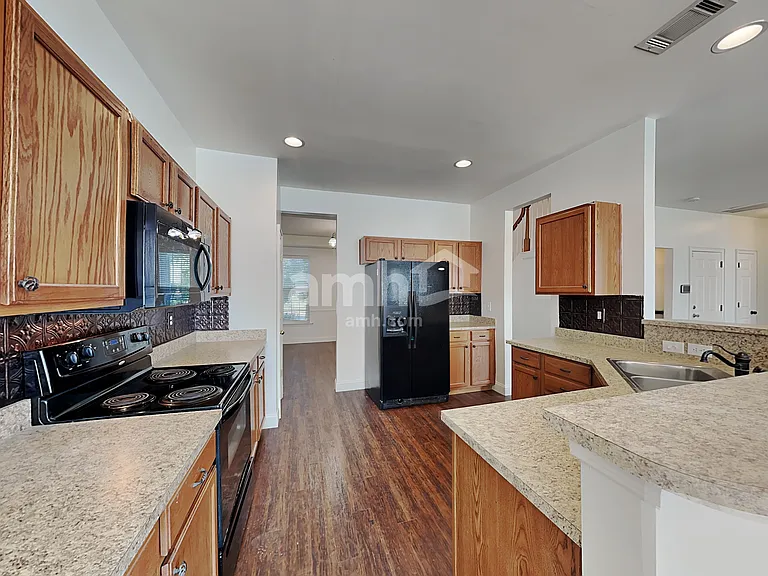 4059 Houldsworth Dr — Photo 3